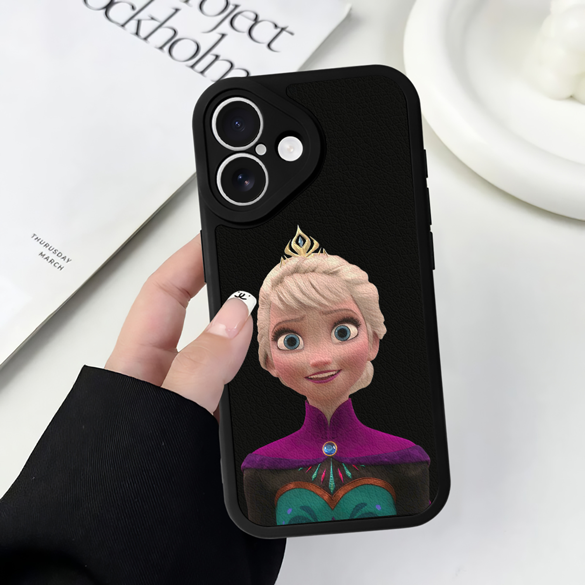 （画像用） アナと雪の女王 アンナ エルサ Frozen Anna Elsa 【iPhone 16シリーズ対応】シリコンスマホケース（レザー調） 材質：シリコン